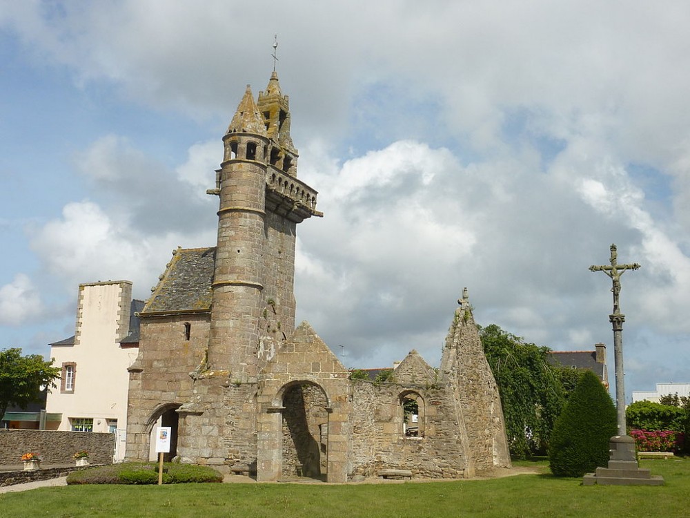 Le clocher de style Beaumanoir de l'ancienne église Saint-Maudez-et-Sainte-Juvette située à Henvic, dans le Finistère (crédit photo : Moreau.henri sur Wikipédia)