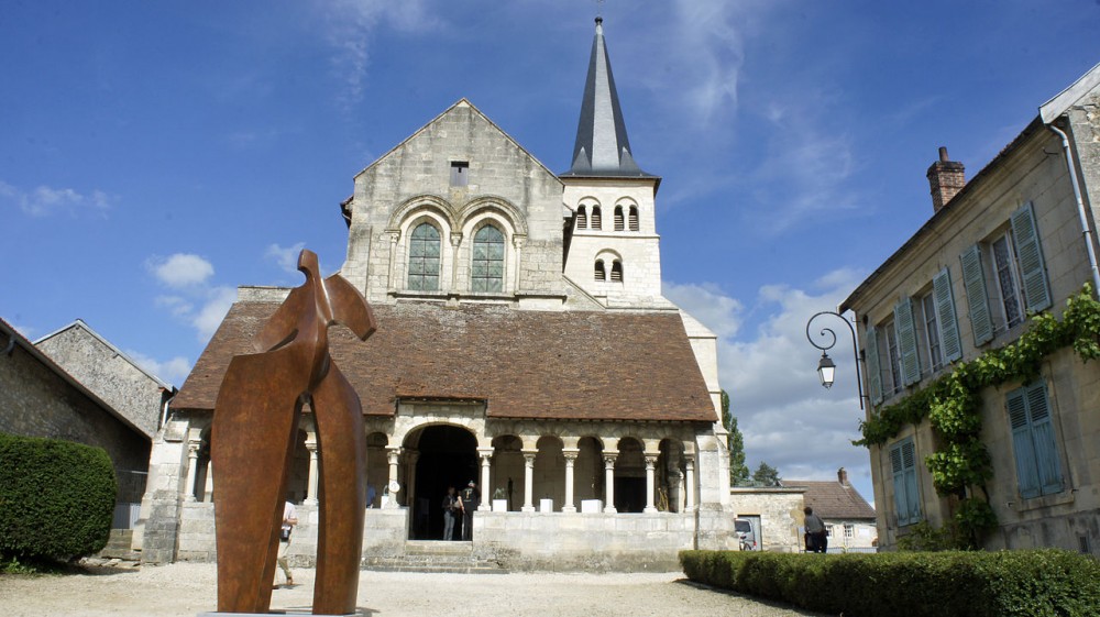Porche galerie de l'église Saint-Sauveur d'Hermonville dans le département de la Marne. (Crédit photo : G.Garitan sur Wikipédia)