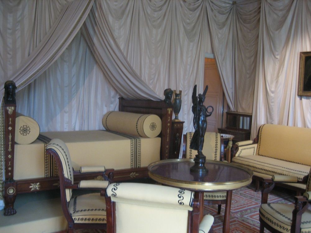 Musée de Malmaison : chambre de Napoléon, tendue de gourgouran. (Crédit photo : Annesov sur Wikipédia)