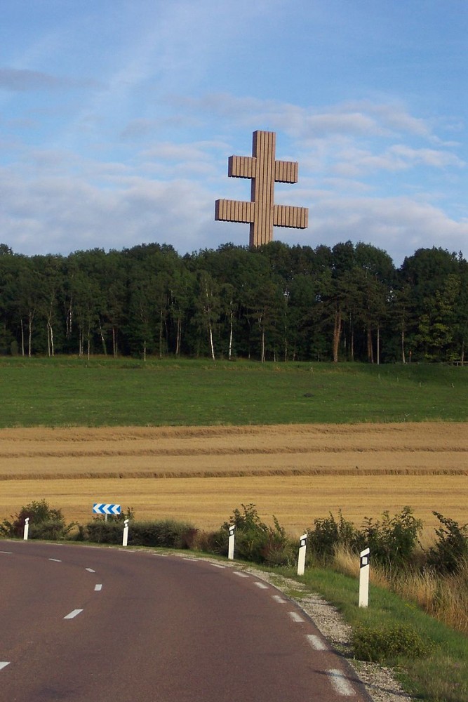Le mémorial Charles de Gaulle au pied de l'imposante croix de Lorraine édifiée en 1972. (Crédit photo : Domaine public sur Wikipédia)