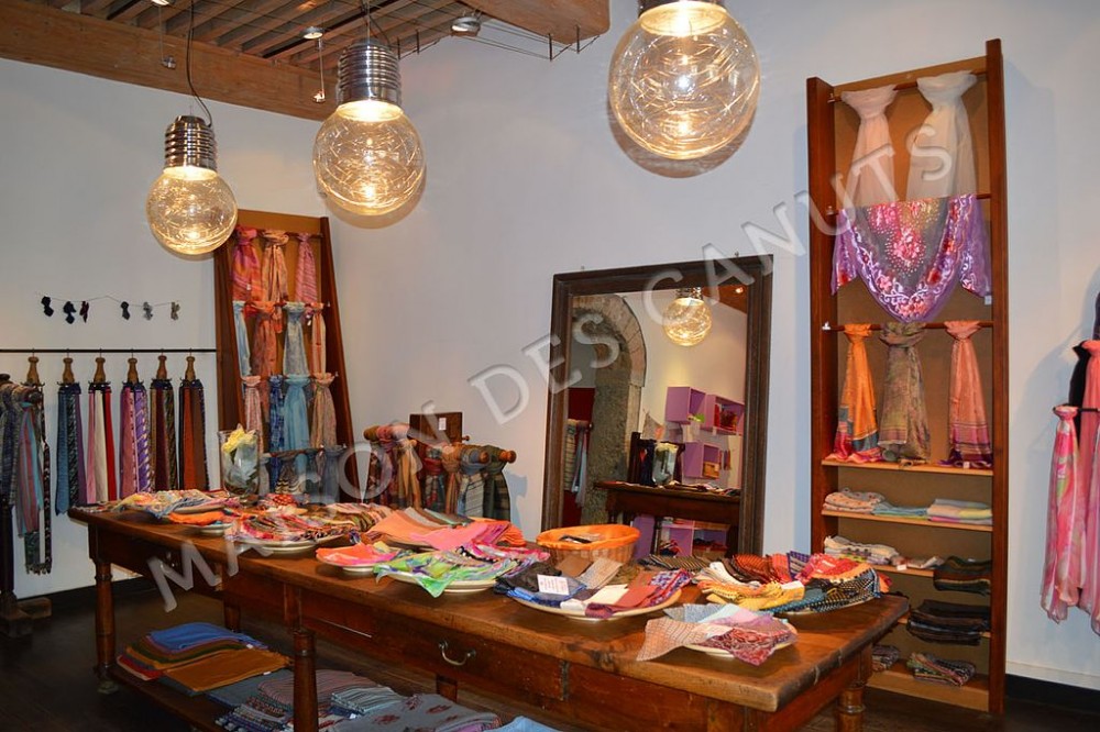 Maison des Canuts à Lyon : la boutique et ses articles en soie (Crédit photo : Mdclyon4 sur Wikipédia)