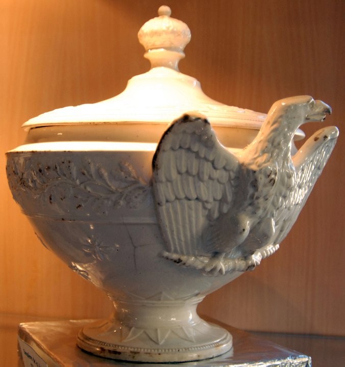 Musée des émaux de Longwy : Soupière dite de la Légion d'Honneur datant de 1804. (Crédit photo : Longwy54 sur Wikipédia)