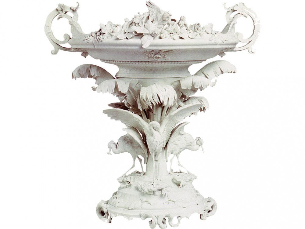 Manufacture Pouyat : Surtout du service Cérès riche (biscuit de porcelaine dure - premier prix à l'exposition universelle de paris de 1855) (Crédit photo : Musée national Adrien Dubouché sur Wikipédia)