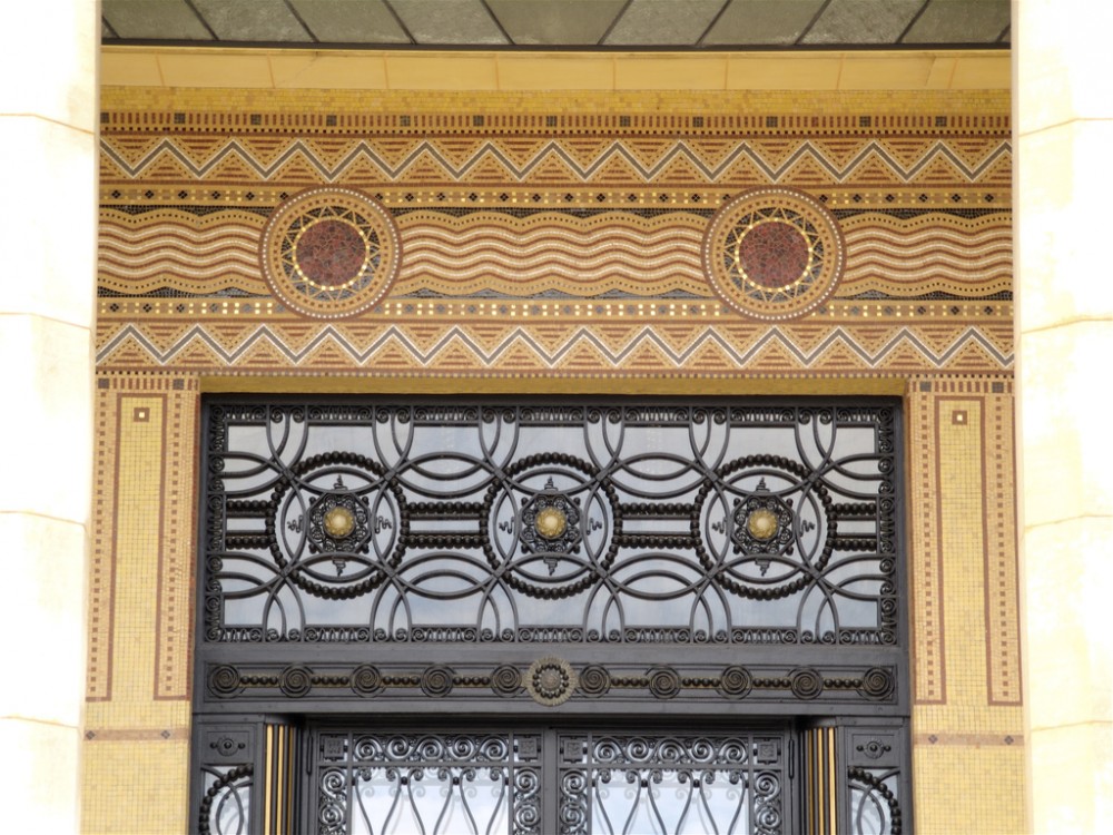 Décor en fer forgé du péristyle de la Bibliothèque Art Déco Carnegie de Reims (Sandra Cohen-Rose and Colin Rose sur Wikipédia)